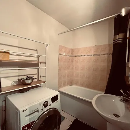 Du Bourg, Proximite & Апартаменты