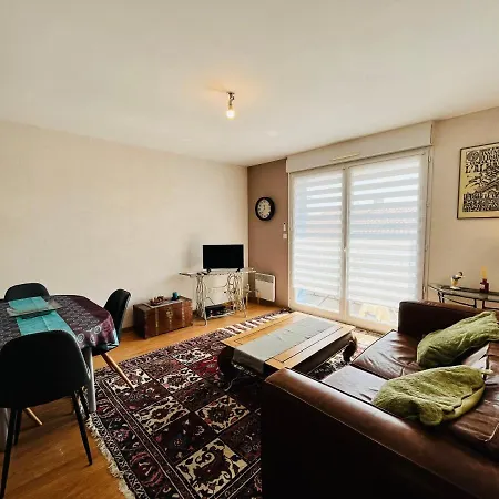 Du Bourg, Proximite & Сен-Жан-де-Мон