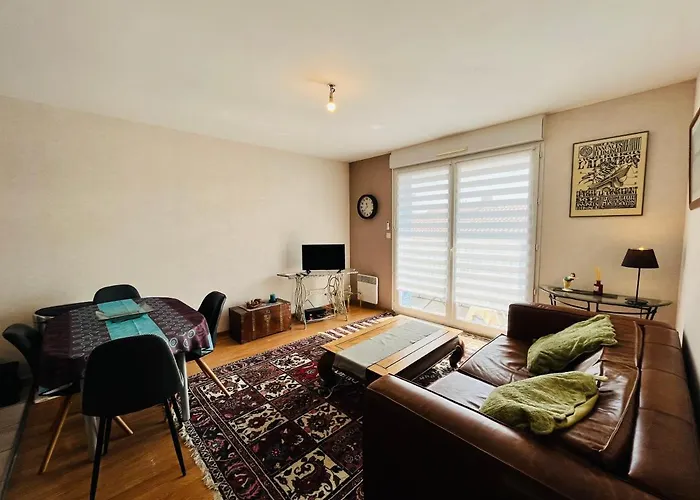 Du Bourg, Proximite & Сен-Жан-де-Мон